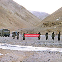 解放軍曾在西段邊境爭議地區拉起橫額，警告印方勿越界。