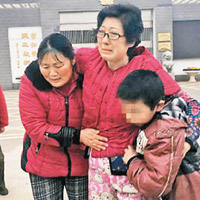 張婦（左）、李征琴（中）、施童（右）在監獄外緊抱痛哭。