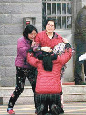 張婦向李征琴下跪道歉。（互聯網圖片）