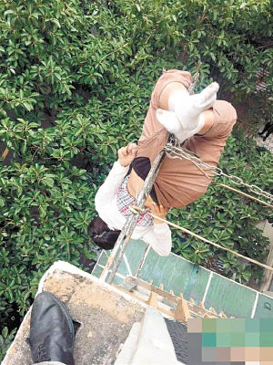 女子當時僅靠褲子鈎住晾衣架，情況危急。（互聯網圖片）