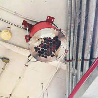 天花板噴灑裝置釋出阻燃劑。（互聯網圖片）