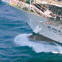 中國漁船船體出現許多彈孔（右）。（互聯網圖片）