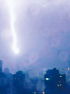 特朗普大廈被雷電擊中。
