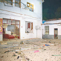 現場附近民居的玻璃被爆炸衝擊波震碎。