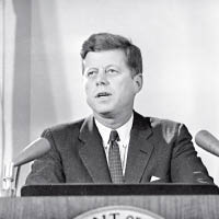 1962年古巴導彈危機，美國總統甘迺迪最終以談判避免了核戰。