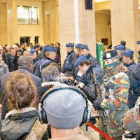 恐襲翌日，大批士兵及警察於地鐵站駐守。