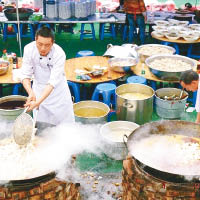 婚禮宴請逾二千人，廚師用巨鑊煮菜餚。（互聯網圖片）