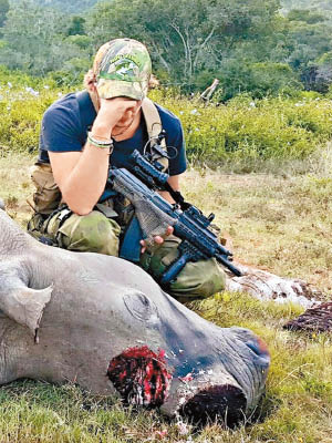 一名保育人員看見白犀牛屍體，不禁哭起來。