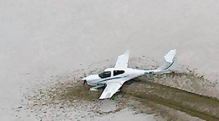 飛機降落在湖邊。（互聯網圖片）