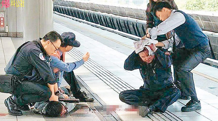 台北 <br> 受襲捷運警員頭部鮮血直流，疑犯被當場制服。（互聯網圖片）