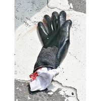 受襲消毒人員的手套留在地上。