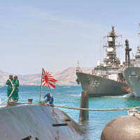 訪菲編隊還包括護衞艦瀨戶霧號（右二）及有明號（右）。