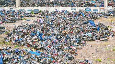 深圳南頭立交橋下堆放大批收繳車輛，如同「電單車墳場」。（互聯網圖片）