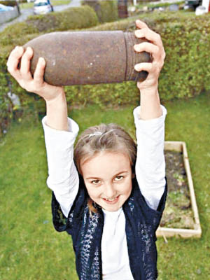 女孩高舉馬普太太發現的炮彈。