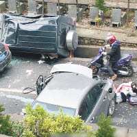 車禍現場有傷者躺在路邊等待救援。（互聯網圖片）