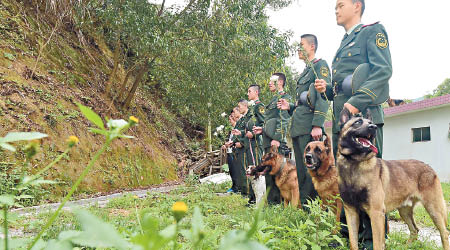 官兵們帶同現役警犬悼念廿一隻已犧牲的功勳犬。（互聯網圖片）