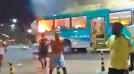 巴士被人縱火焚燒。