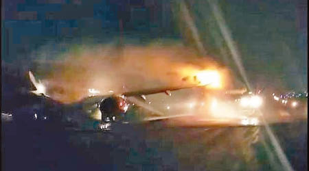 波音客機在相撞後冒出火光。（互聯網圖片）