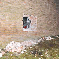 遇竊現場外牆被鑿出大洞。