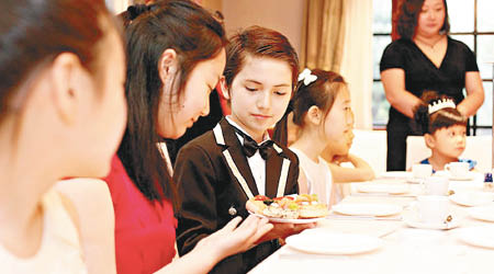 孩子們學習餐桌禮儀，並保持優雅坐姿。（互聯網圖片）