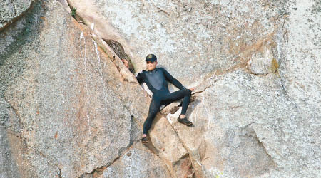 班克斯攀上峭壁，卻無法下來。