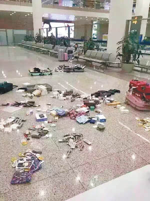 上海浦東機場滿地化妝品，官方澄清是進行例行清點。（互聯網圖片）