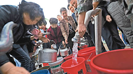 甘肅蘭州食水水源前年受污染，市民排隊等水車接濟。