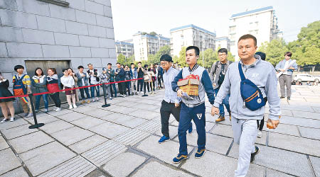 孫文麟（中）和他的男朋友拖手走進法院。（互聯網圖片）