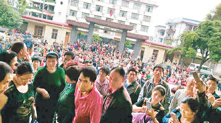 大批村民包圍政府大門口抗議。