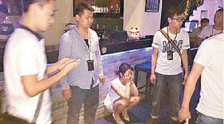 涉事女酒托被警方盤查。（互聯網圖片）