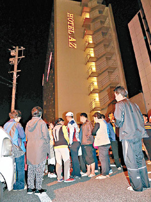 熊本巿有人在地震後逃離酒店。