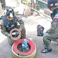 警方發現催淚氣體罐（紅圈示）。