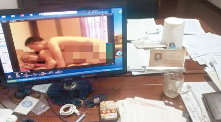 網貼中展示其中一張照片，可見電腦屏幕正顯示吳男的不雅照。