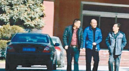 劉亞明（右）被揭出入高檔會所。（互聯網圖片）