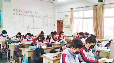 南京龍池中學學生戴口罩上課。（互聯網圖片）