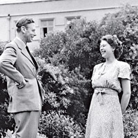 1946<BR>公主時期的伊利沙伯（右）與父王談笑風生。