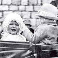 英女王豐盛90年<BR>1927<BR>幼年時乘馬車遊花園。