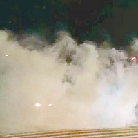 警方施放催淚彈驅趕示威者。