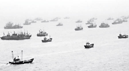 二百五十艘中國漁船在延坪島進行非法捕撈。（互聯網圖片）