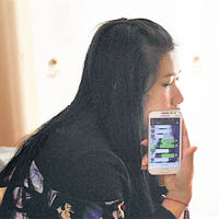 有嫁入中國的老撾新娘透過微信與同鄉溝通。