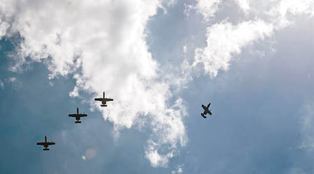 美國空軍出動六架軍機在黃岩島上空飛行，圖為其中四架。（互聯網圖片）