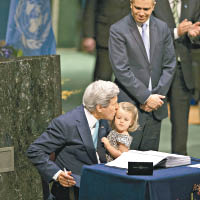 美國國務卿克里代表華府簽字後親吻外孫女。（中新社圖片）