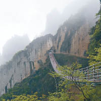 「天門洞」索橋架於群山中。（互聯網圖片）