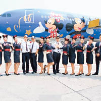 上海迪士尼彩繪飛機昨首飛。（互聯網圖片）