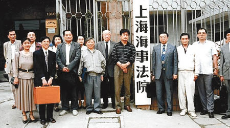 陳順通後人的律師團當年在上海打索償官司。（互聯網圖片）