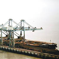 當年被上海海事法院扣留在上海的日本貨船。（互聯網圖片）