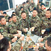 解放軍嚴禁士兵飲酒，圖為士兵以往餐上飲酒。（資料圖片）