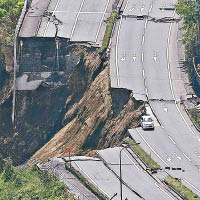 地震引發山泥傾瀉，道路破陷。