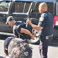 拉丁裔惡漢（左）被警員帶走。（互聯網圖片）