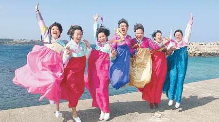 不少中國遊客喜到南韓穿韓民族服拍照。（互聯網圖片）